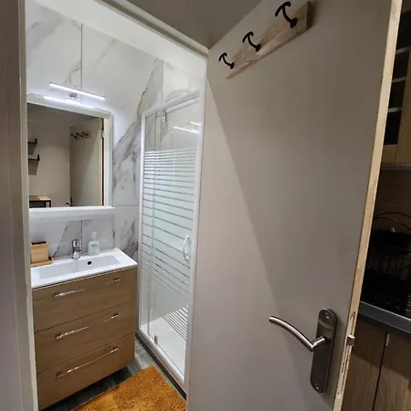 Apartment Climatise Avec Cour Prive En Rez-de-chaussee Centre Historique Avignon