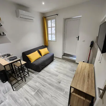 Climatise Avec Cour Prive En Rez-de-chaussee Centre Historique Apartment *