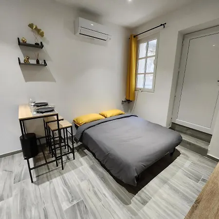 Apartment Climatise Avec Cour Prive En Rez-de-chaussee Centre Historique *