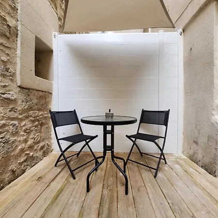 Climatise Avec Cour Prive En Rez-de-chaussee Centre Historique Apartment *