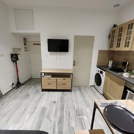 Apartment Climatise Avec Cour Prive En Rez-de-chaussee Centre Historique Avignon